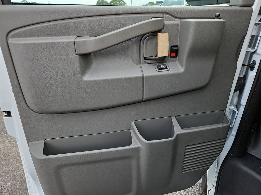 2025 Chevrolet Express Cargo 3500 WT