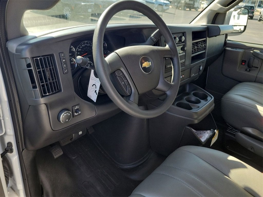 2025 Chevrolet Express Cutaway 3500 1WT