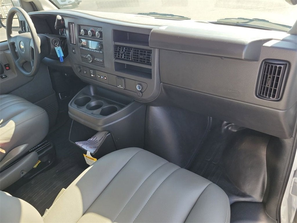 2025 Chevrolet Express Cutaway 3500 1WT