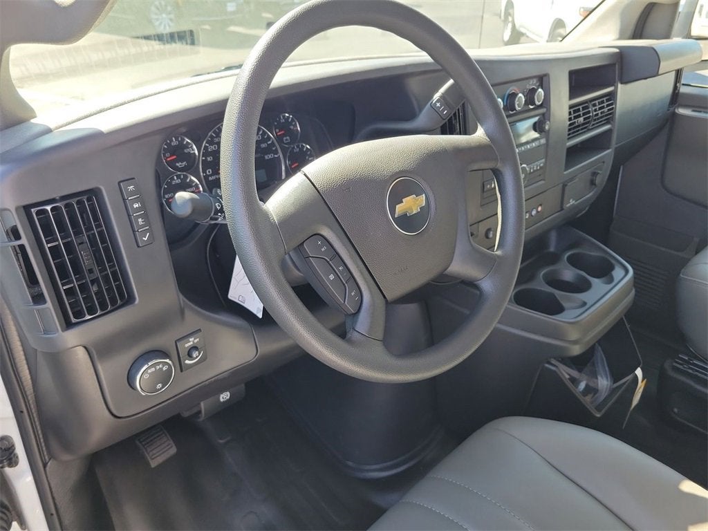2025 Chevrolet Express Cutaway 3500 1WT