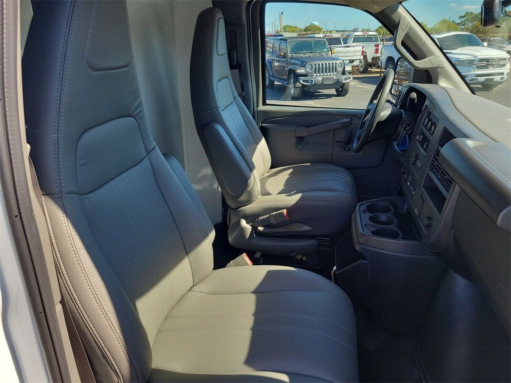 2025 Chevrolet Express Cutaway 3500 1WT