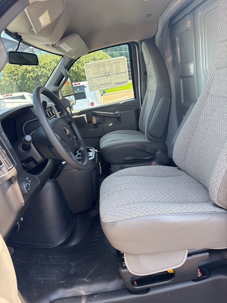 2025 Chevrolet Express Cutaway 3500 1WT