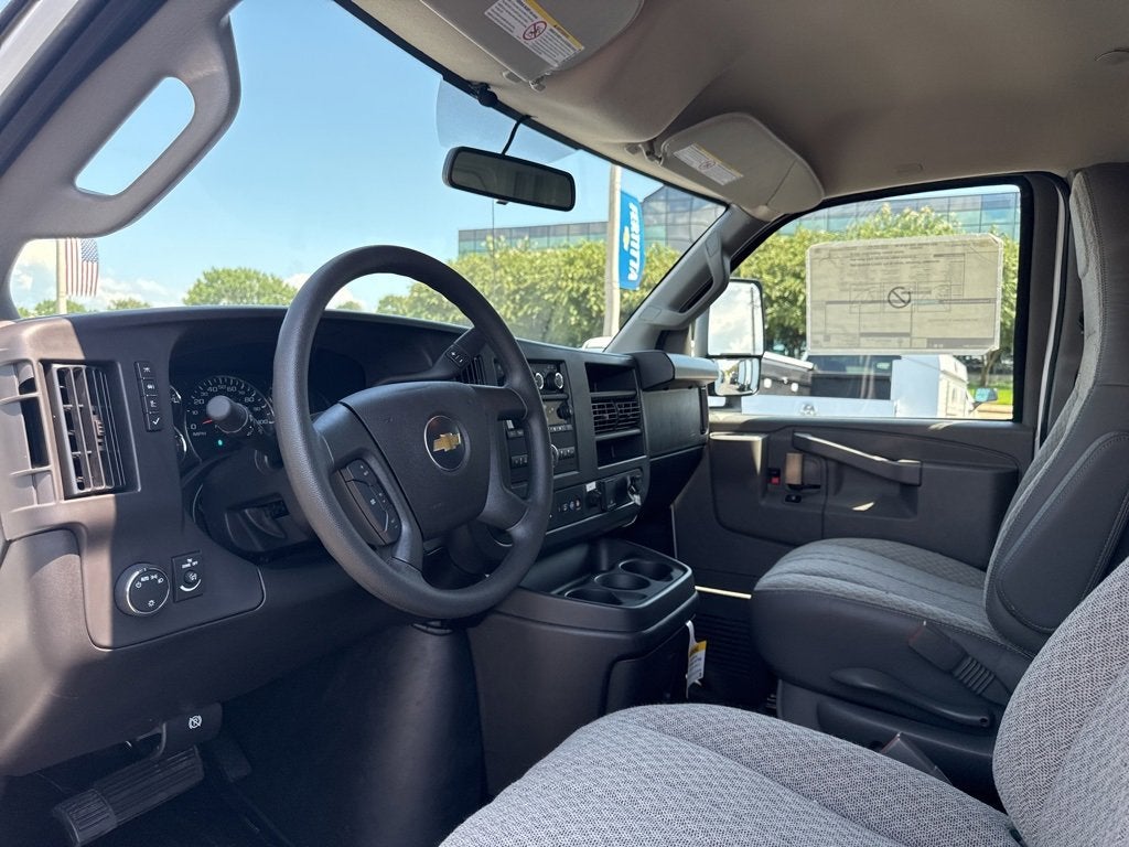 2025 Chevrolet Express Cutaway 3500 1WT