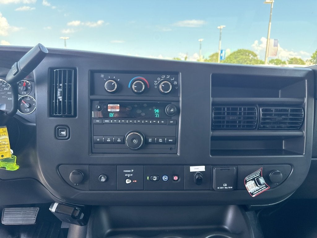 2025 Chevrolet Express Cutaway 3500 1WT