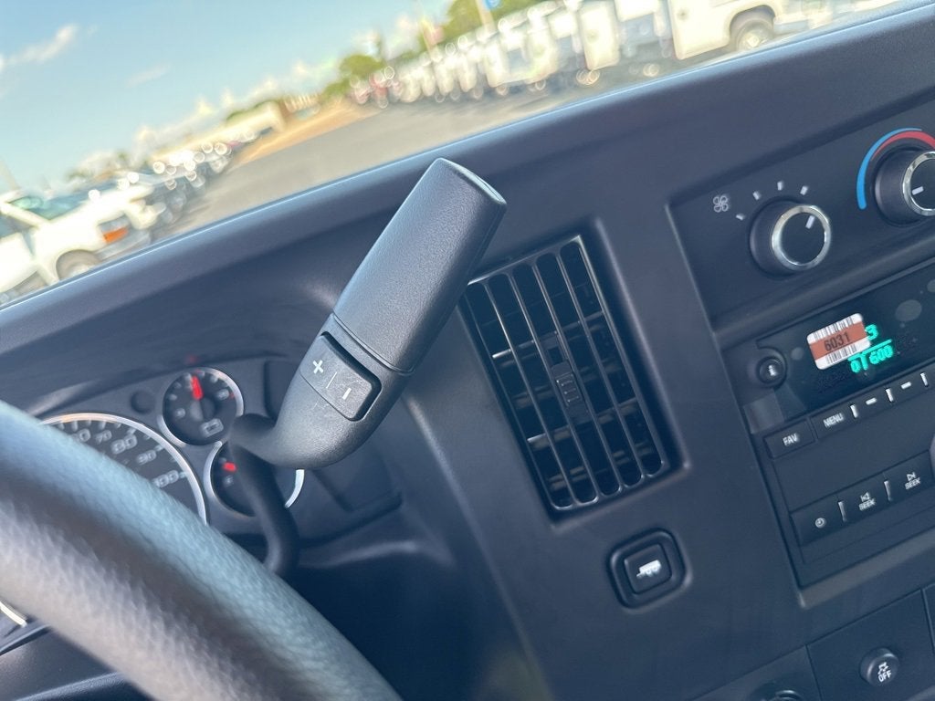 2025 Chevrolet Express Cutaway 3500 1WT