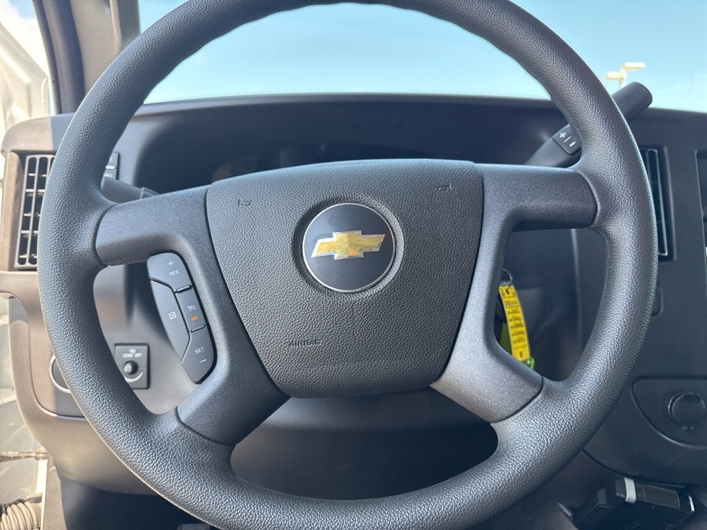 2025 Chevrolet Express Cutaway 3500 1WT