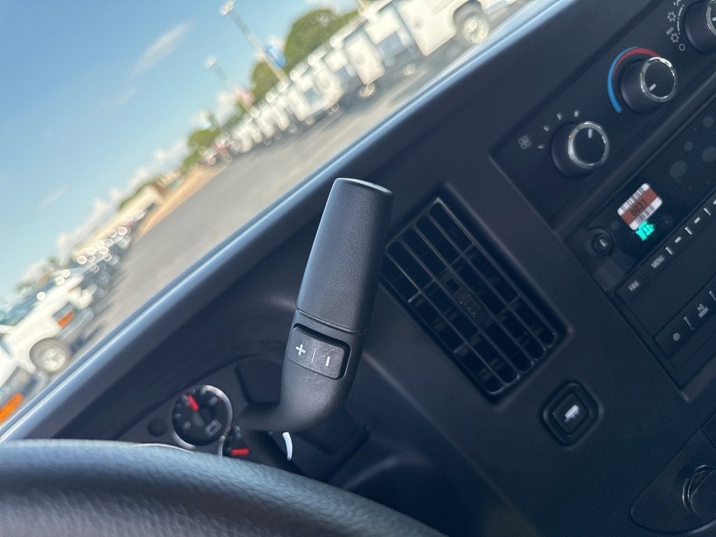 2025 Chevrolet Express Cutaway 3500 1WT