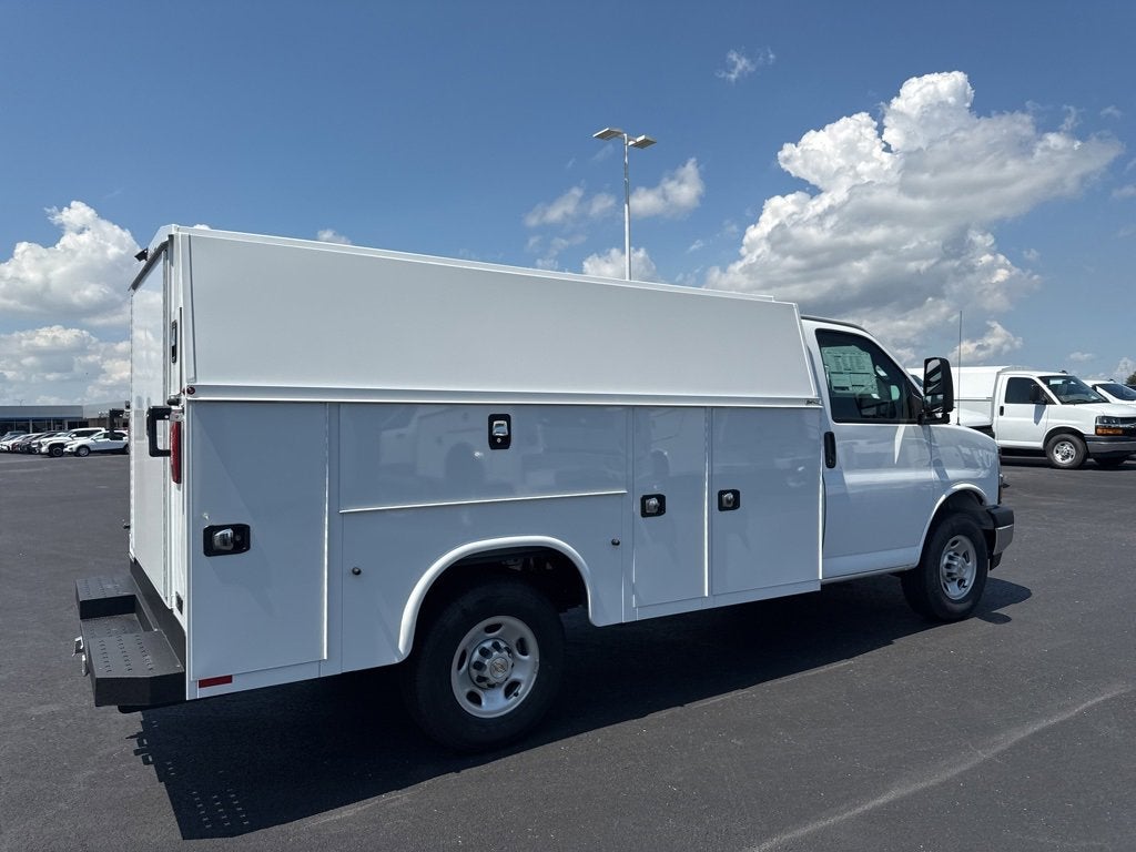 2025 Chevrolet Express Cutaway 3500 1WT