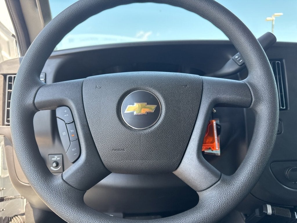 2025 Chevrolet Express Cutaway 3500 1WT