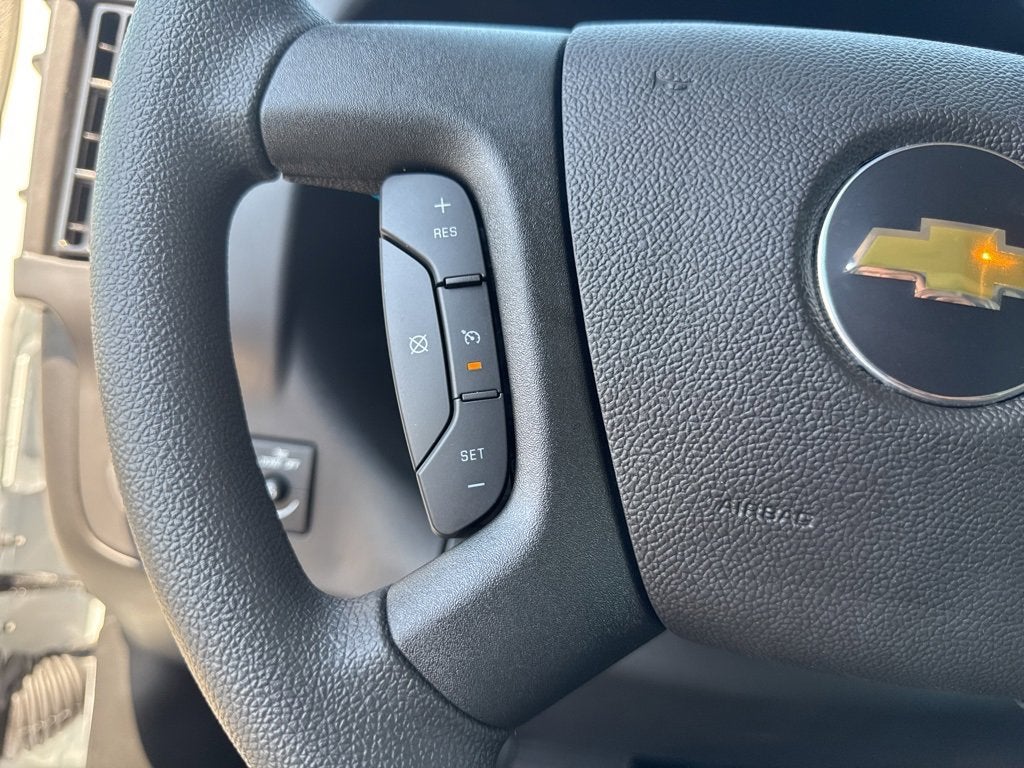 2025 Chevrolet Express Cutaway 3500 1WT