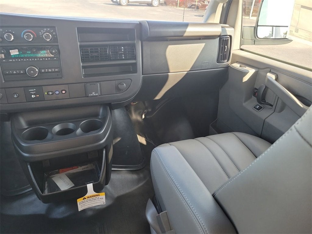 2025 Chevrolet Express Cutaway 3500 1WT