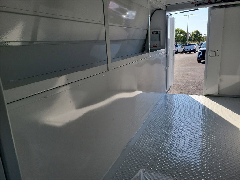 2025 Chevrolet Express Cutaway 3500 1WT