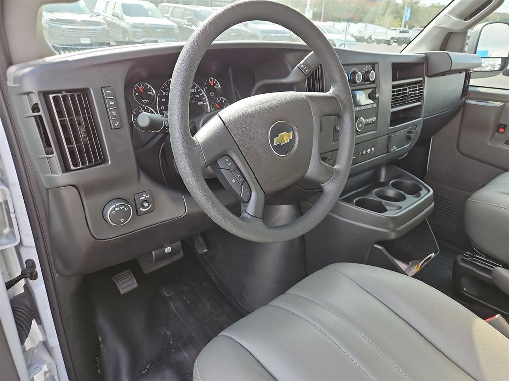 2025 Chevrolet Express Cutaway 3500 1WT