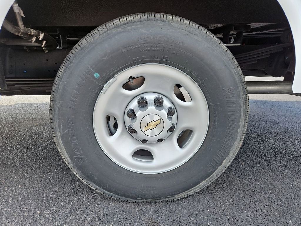 2025 Chevrolet Express Cutaway 3500 1WT