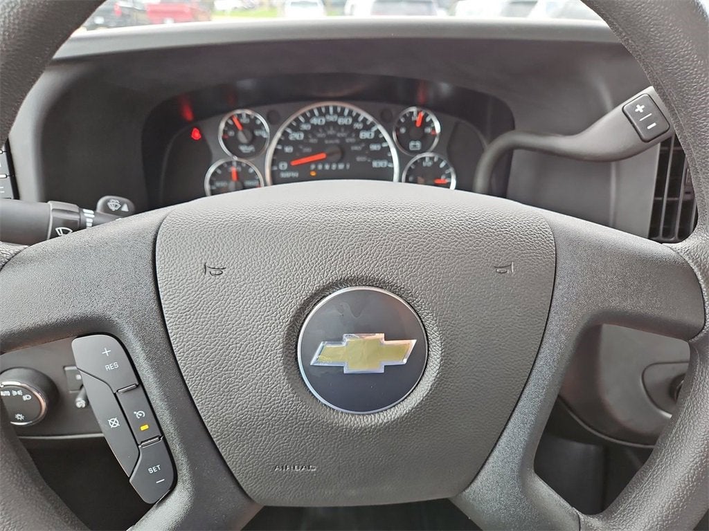 2025 Chevrolet Express Cutaway 3500 1WT